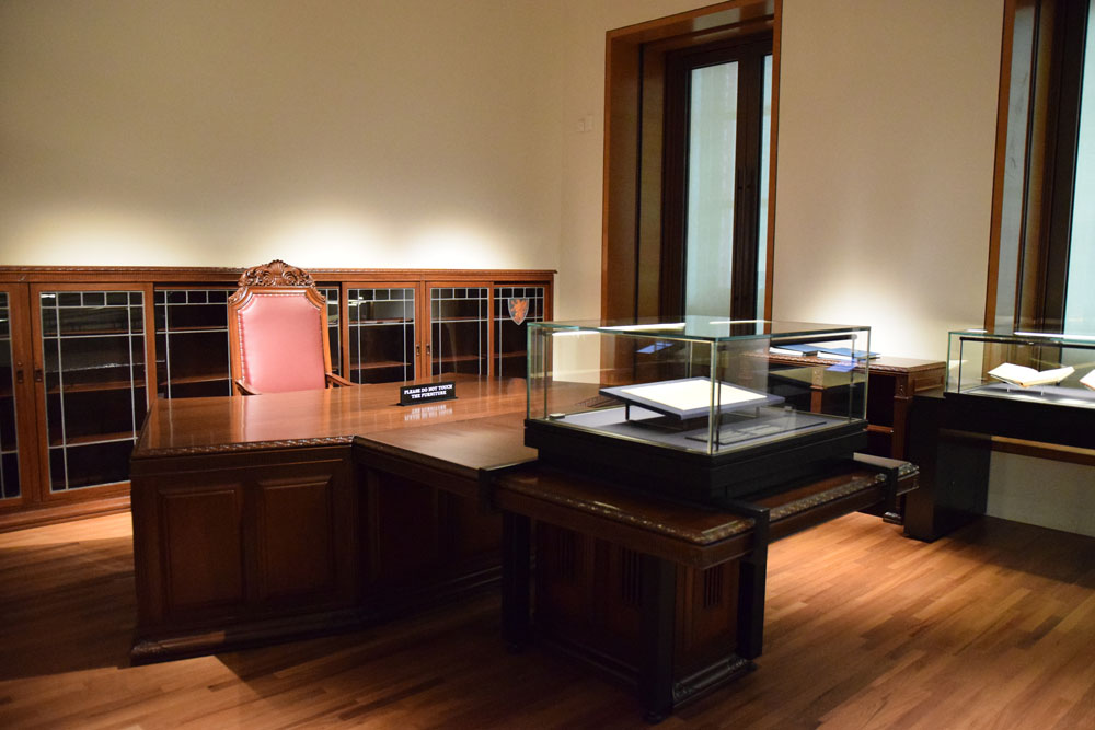 旧最高裁判所の建物内では、過去に利用されていたコロニアル風の机・椅子などが展示されています。