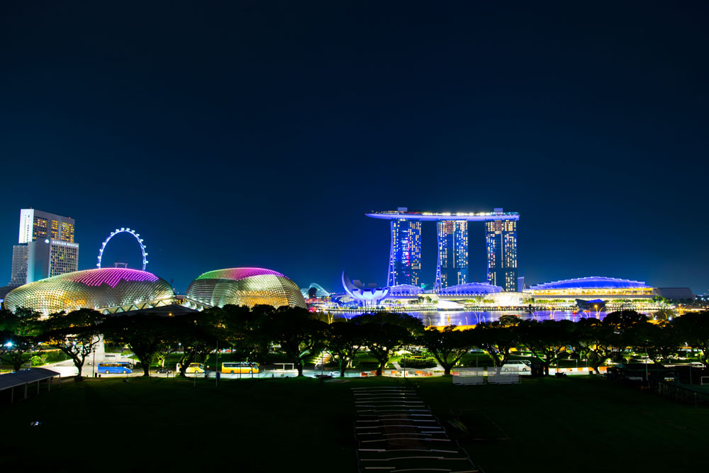 スモーク・アンド・ミラーズから見えるマリーナベイサンズ、シンガポールフライヤーが含まれた夜景写真