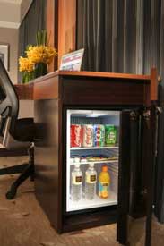 ロイヤル プラザ オン スコッツ ホテルでは、ミニバー（部屋の冷蔵庫内ドリンク）が、無料で飲めます！