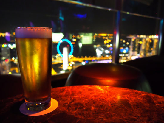 ニュー アジア バーからの夜景。71階からの景色は、まさに絶景。