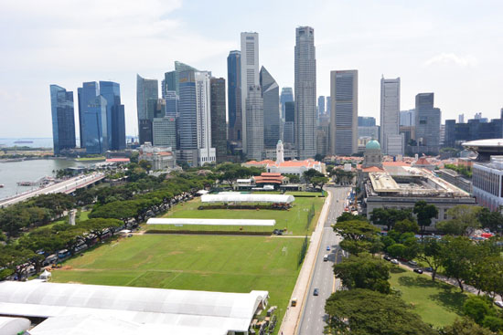 シンガポールのビジネス街（高層ビル群）の美しい光景