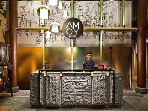 AMOYのロゴと受付カウンター
