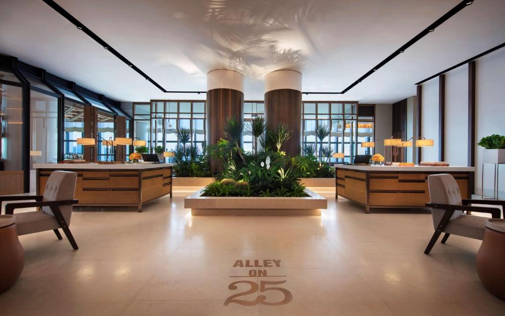 床のサインと植栽、カウンターのAlley on 25