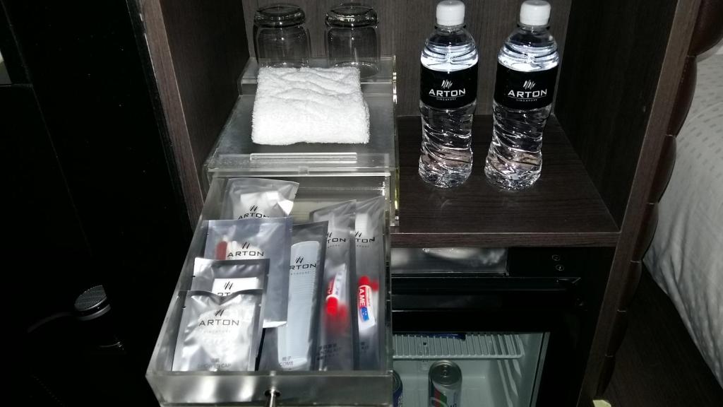 ARTONの表示がある飲料水と備品、下部の冷蔵庫