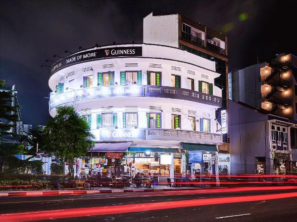 夜の道路沿いにある建物外観