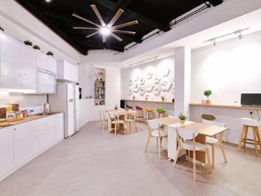 冷蔵庫と流し台、食事席の共用キッチン
