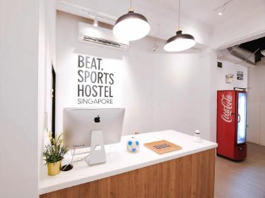 BEAT. SPORTS HOSTELの壁面文字と受付