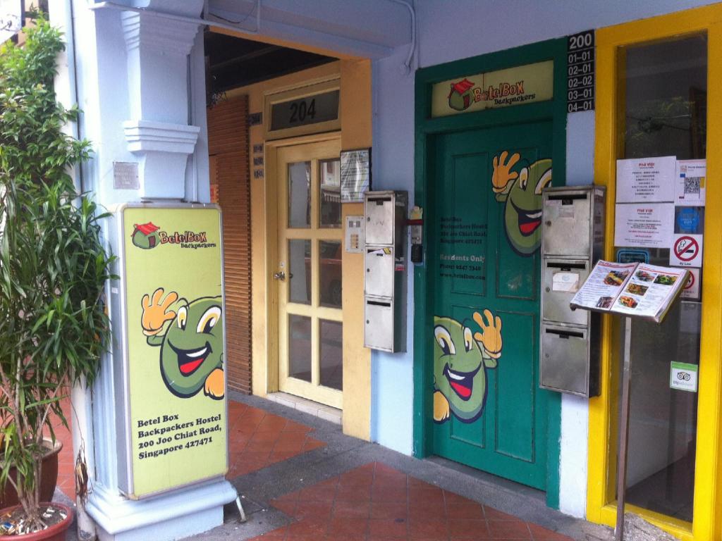 入口の扉とBetel Boxの看板