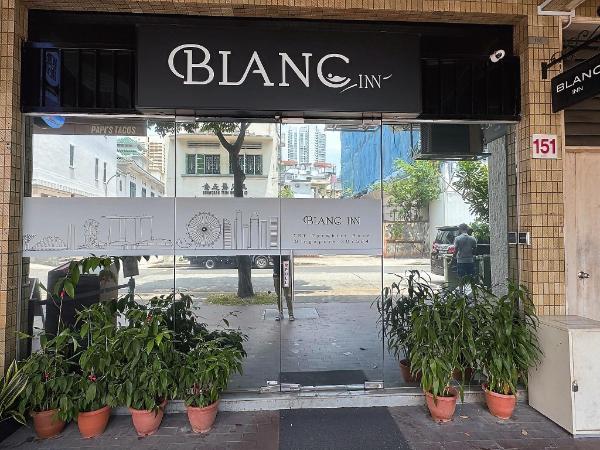 Blanc Innの看板と151番地の入口
