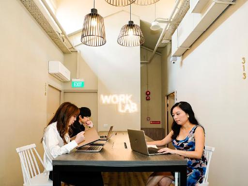 ノートパソコンを使う人々と長い机のWork Lab