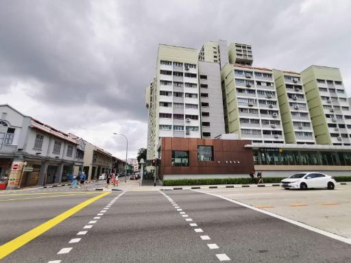 交差点と向かいの建物が見える歩道