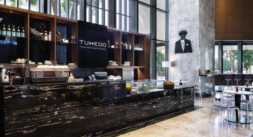 TUXEDOの表示とコーヒーマシンのカフェ