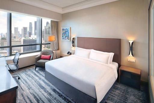 市街地を望む窓と机のDeluxe Room