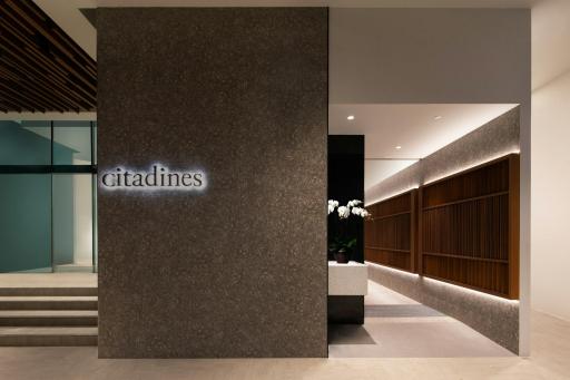 citadinesの壁面文字と館内への通路