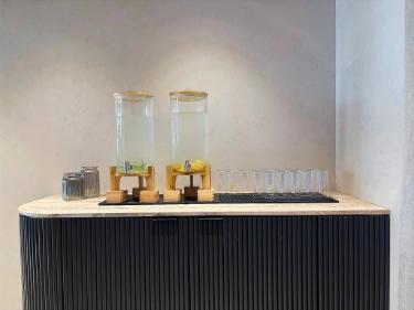 ガラス容器のドリンクとグラスのカウンター