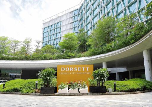DORSETT CHANGI CITYの看板と植栽