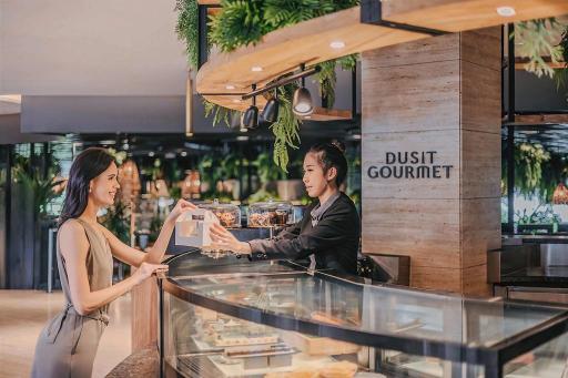 Dusit Gourmetの看板と菓子カウンター