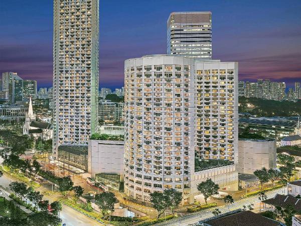 夕景に浮かぶホテル複合施設の外観