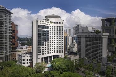 周囲の塔に囲まれた白いホテル建物の外観