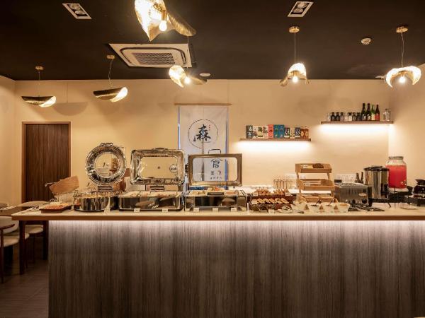 料理と飲料が並ぶビュッフェ台の全景