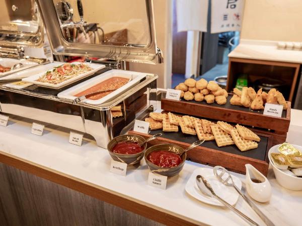 ワッフルや揚げ物、ロール類が並ぶビュッフェ台