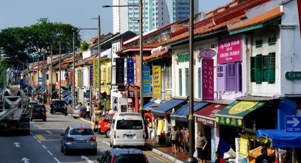 リトルインディアの商店の外観と道路