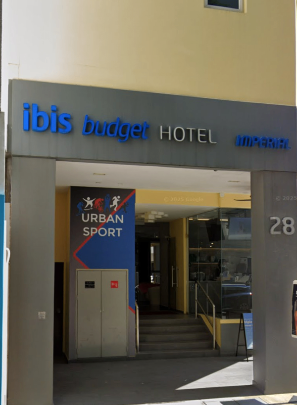 ibis budget HOTEL IMPERIALの表示と入口の壁画
