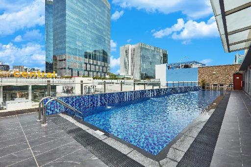 屋外プール全体と金属の入水はしご