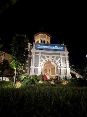 夜のホテル正面と看板