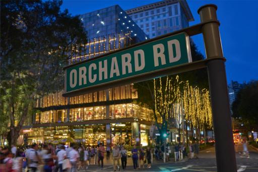 ORCHARD RDの道路標識と商業ビルの夜景