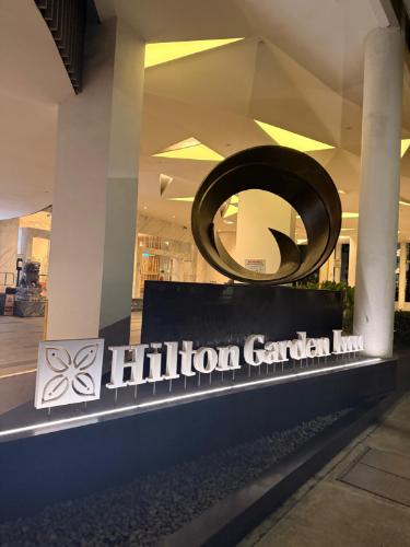 Hilton Garden Innの看板と円形のオブジェ