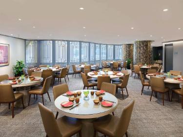丸卓に料理を置いたダイニング全景