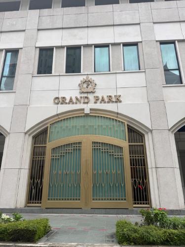 GRAND PARKの入口看板と扉
