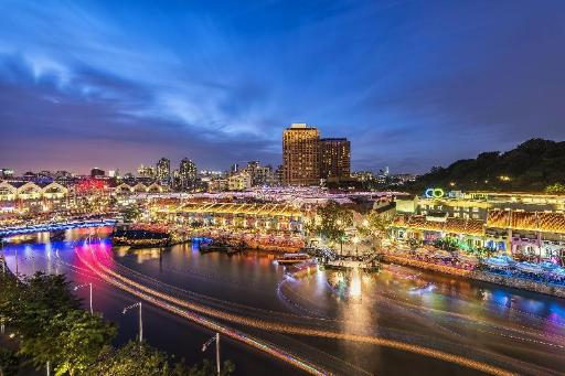 川沿いの飲食街の夜景