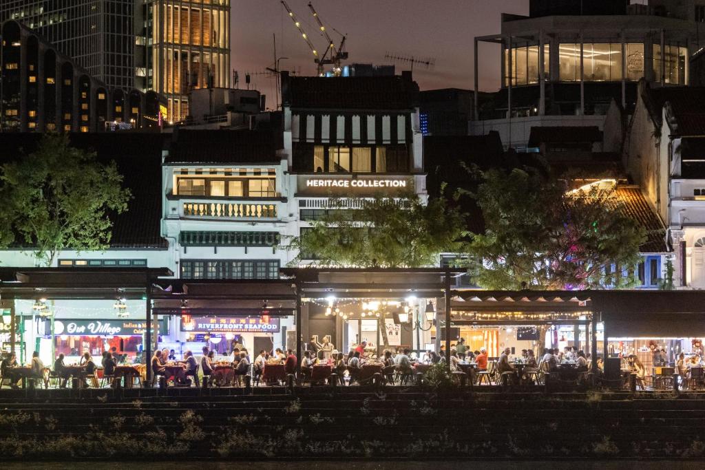 川沿いの夜景とHeritageの看板