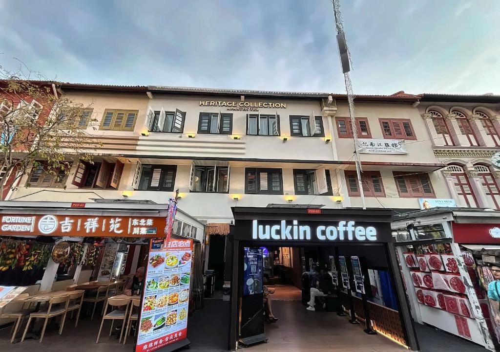 ショップハウスと看板、1階の店舗