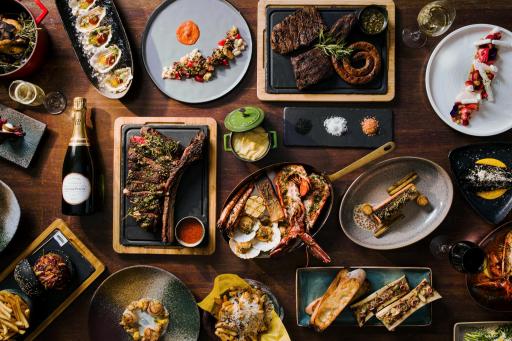 ステーキや甲殻類、魚料理の盛り合わせ