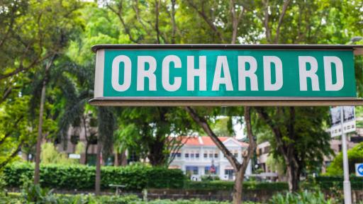 ORCHARD RDの道路標識と並木