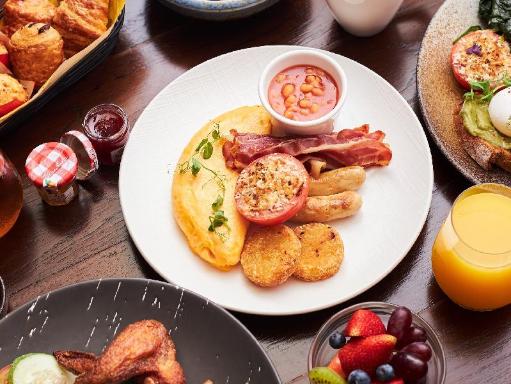 オムレツやソーセージなどの朝食料理