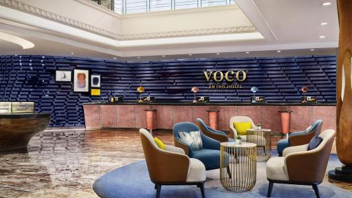 vocoロゴのある受付カウンターと色違いのラウンジチェア
