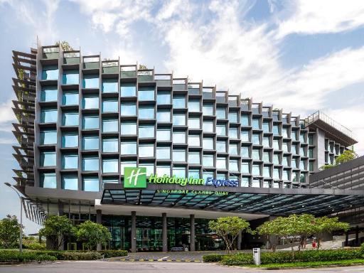 日中のホテル建物正面と格子状ファサード、入口看板