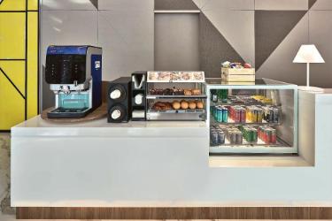 コーヒーマシンと軽食棚、飲み物の冷蔵ケース