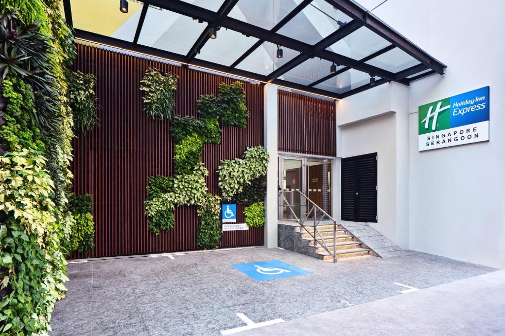 看板と植栽のある段差付きの入口