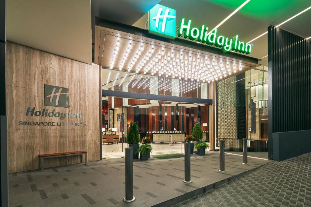 夜のHoliday Inn看板とエントランス