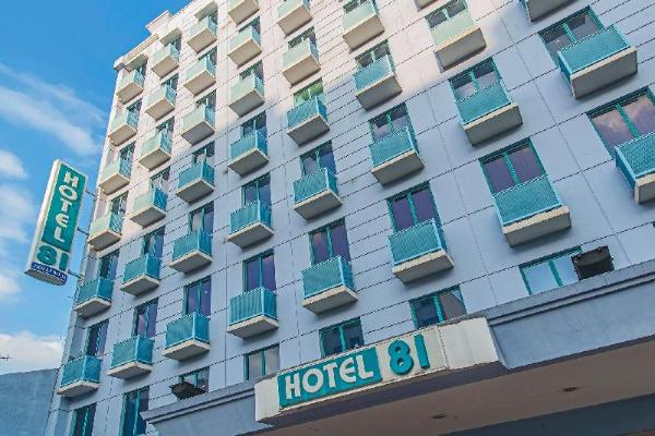 HOTEL81看板と張り出し窓の外観