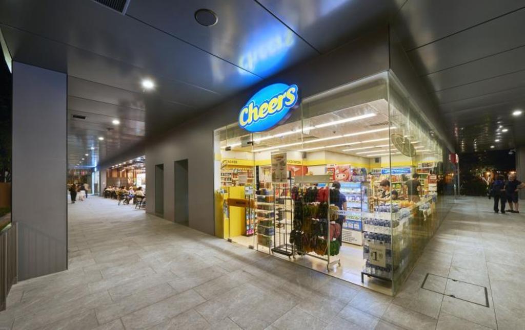 建物の通路とCheersの入口
