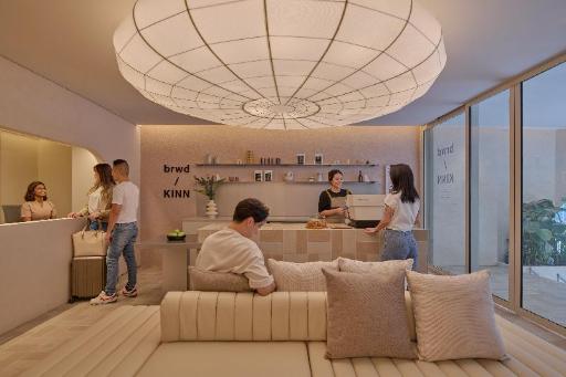 brwd受付カフェ・大型照明とソファ、人物