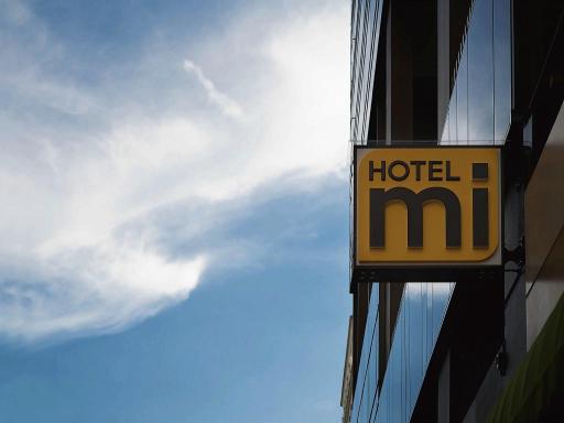 Hotel Miの看板と空