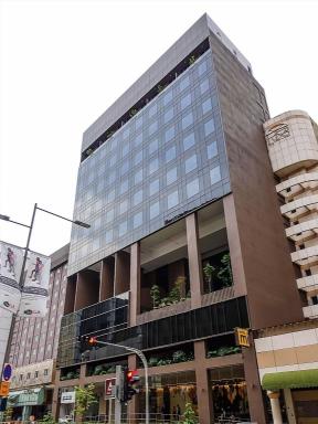 通りから見上げたガラス窓の建物
