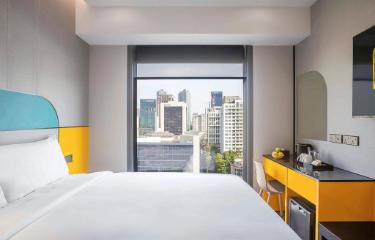 市街を望む窓のSuperior City View